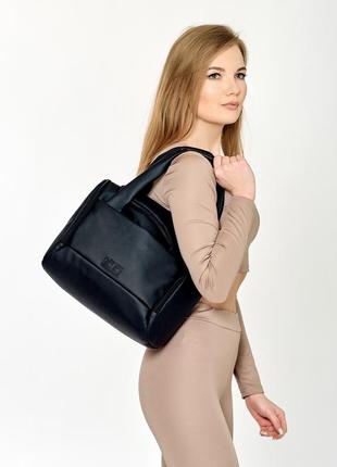 Вместительная женская сумка для спорта и прогулок с удобными карманами и отделениями