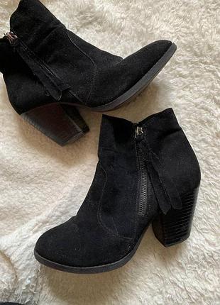 Низкие черные ботинки под замш
