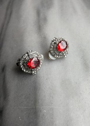 Нарядные клипсы с белыми маленькими стразами и большим красным камнем