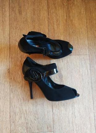 Черные замшевые туфли с открытым пальчиком, босоножки с закрытой пяткой на каблуке1 фото