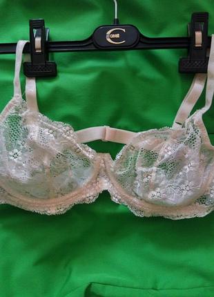 Бюст цвета шампань