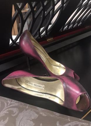 Туфлі з відкритим носком малинові з потертостями італійські шкіряні від італійського бренду luciano padovan