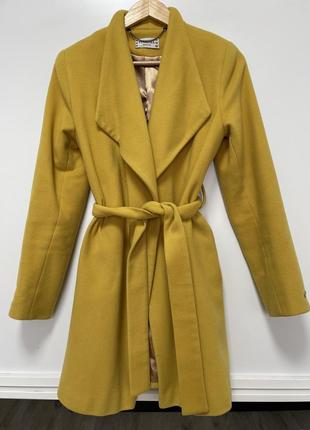 Пальто яскраво жовтого кольору італія