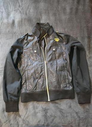 Чорна вітровка з вишивкою