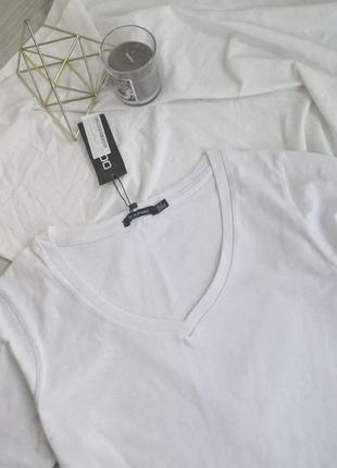 Базова біло щільна футболка з v-вирізом3 фото