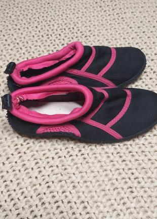 Аквашузи на дівчинку