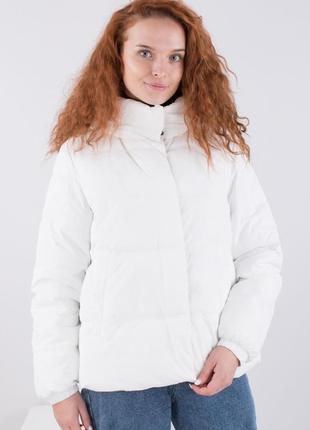 Стильная белая осенняя весенняя демисезон куртка короткая модная