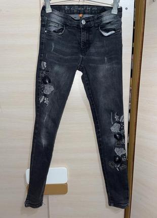 Джинси з вибитими квітами