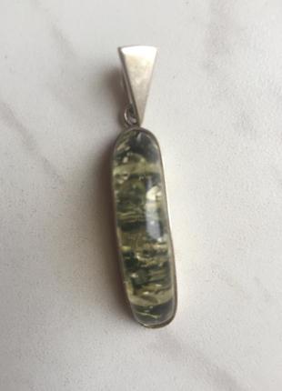Серебренный кулон с натуральным зеленым янтарем1 фото