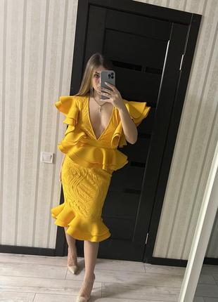 Желтое платье с баской4 фото