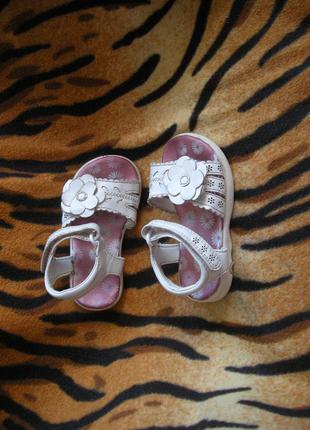 Босоножки белого цвета,р.6,стелька-14,5см.