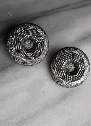 Легкие крупные круглые клипсы текстурные оригинальные узоры серебристого цвета