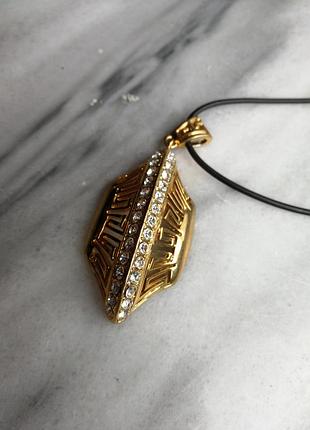 Оригинальный кулон подвеска золотистого цвета объемный с белыми стразами камнями