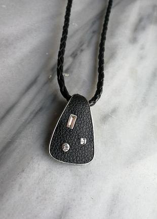 Подвеска кулон оригинальная черная экокожа с белыми стразами камнями каплей