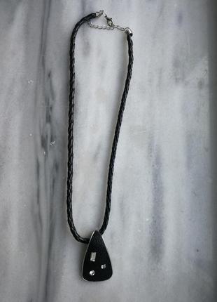 Подвеска кулон оригинальная черная экокожа с белыми стразами камнями каплей2 фото