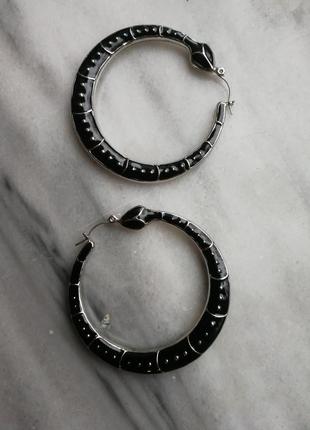 Крупные двухсторонние кольца змея уроборос металлические эмаль полоска черная белая кремовая с точками бохо етно стиль8 фото