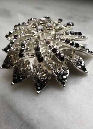 Крупная нарядная брошь брошка цветок объемная чёрные серые камни стразы