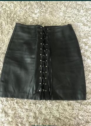 Шкіряна спідниця зі шнурівкою stradivarius 38 м