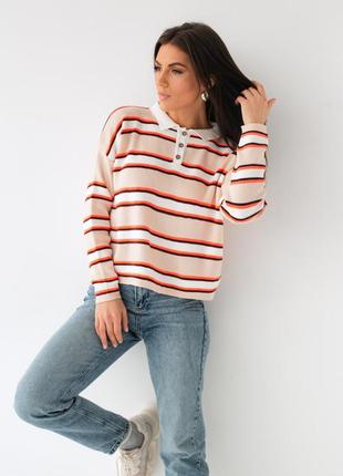 Жіноча смугаста кофта з відкладним коміром на гудзиках.