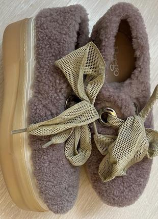 Нереально крутые меховые лоферы.