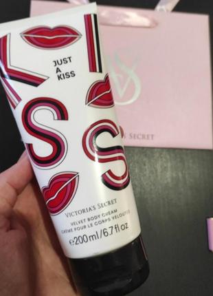 Оксамитовий парфумированный лосьйон преміум колекція just a kiss💕victoria's secret вікторія сікрет вікторія сікрет оригінал3 фото