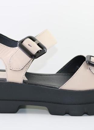 Босоніжки жіночі шкіряні на чорній підошві верх беж розміри 40.41. footstep код-(487)