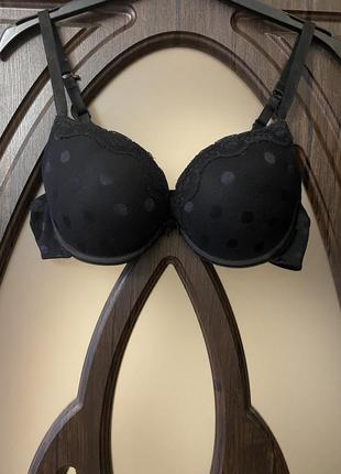 Класний чорний бюстгальтер