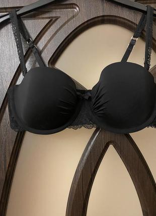Класний чорний бюстгальтер