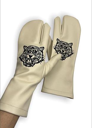 Перчатки tabi с вышивкой из утеплённой экокожи