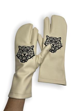 Перчатки tabi с вышивкой из утеплённой экокожи