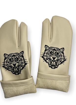 Перчатки tabi с вышивкой из утеплённой экокожи