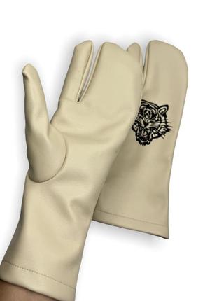 Перчатки tabi с вышивкой из утеплённой экокожи