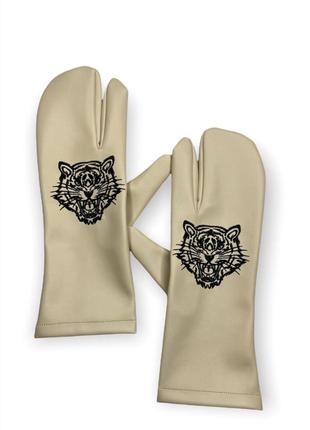 Перчатки tabi с вышивкой из утеплённой экокожи