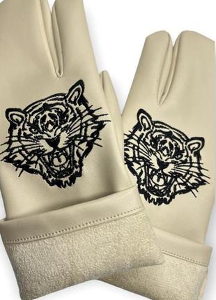 Перчатки tabi с вышивкой из утеплённой экокожи