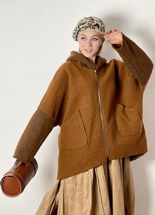 Милое шерстяное пальто с капюшоном шоколадного коричневого цвета