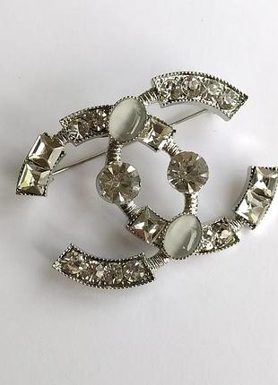Стильная брошь логотип в стиле шанель chanel, много видов / серебристый, золотистый металл