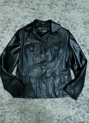 Черная женская кожаная куртка пиджак