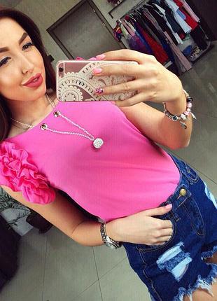 Ярко-розовая кофточка блуза блузка с украшением кулон