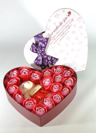 Подарочный набор в форме сердца с розами из мыла и плюшевым медведем красный1 фото