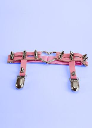 Поясок для чулок с металлическим сердечком и шипами в стиле аниме рок чёрный розовый4 фото