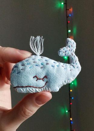 Брошь китёнок брошка кит голубой из ткани лен вышивка ручная работа