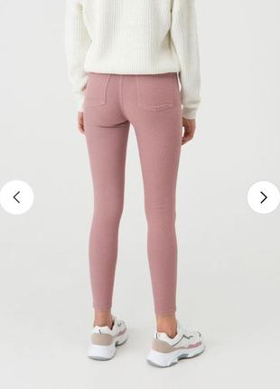 Пудровые скинни джинсы