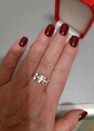 Золотое кольцо с бриллиантом2 фото