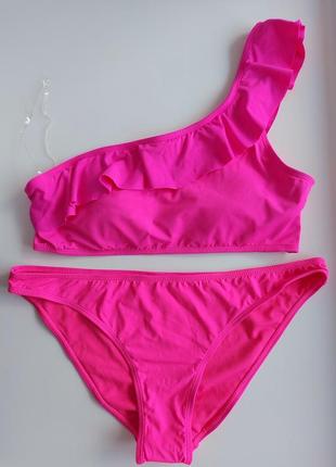 Яркий купальник с воланом