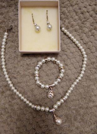 Набор украшений из искусственного жемчуга.