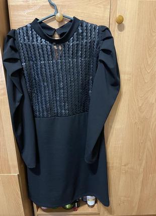 Черное платье с рукавами-фонариками