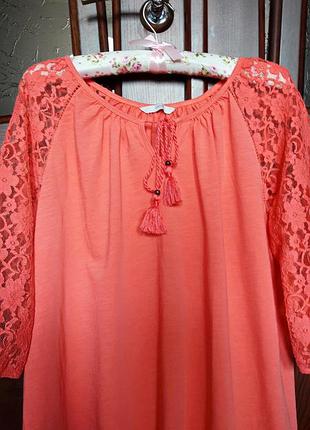 Удлиненна персикова блуза з мереживом