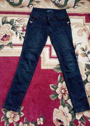 Темно сині джинси в ідеалі