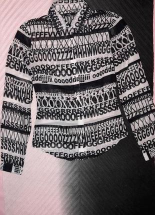 Розпродаж. фірмова контрастна сорочка з принтом-логотипом