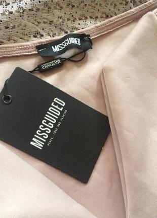 Пудровое платье с красивым декольте из неопрена missguided8 фото